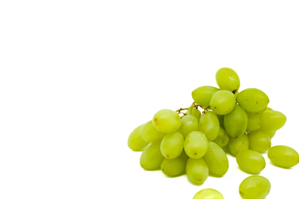 完全成熟的绿色葡萄 在白色的背景上隔离 复制空间 — 图库照片