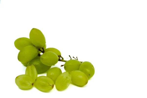 Zielone Winogrona Plasterkami Izolowane Białym Tle Przestrzeń Kopiowania — Zdjęcie stockowe