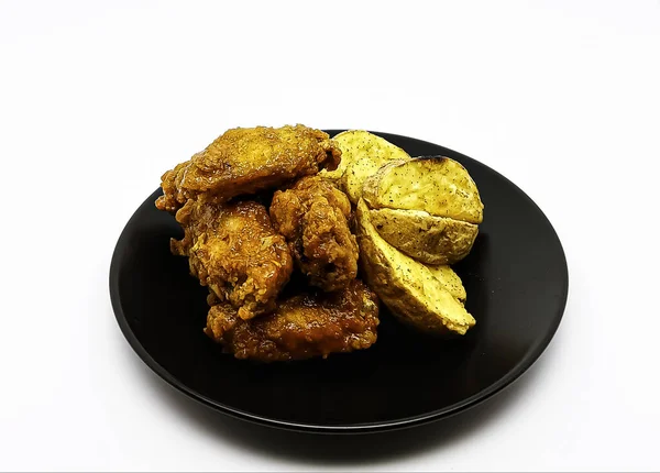 Friterad Kyckling Med Kryddig Sås Koreansk Stil Serveras Med Potatisklyftor — Stockfoto