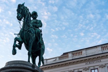 Arşidük Albrecht, Teschen Dükü. Viyana Albertina Müzesi önündeki binicilik heykeli..