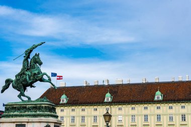 Arşidük Charles 'ın (Erzherzog Karl) arka planda Leopoldine kanadı bulunan binicilik heykeli. Heldenplatz Meydanı, Viyana, Avusturya.