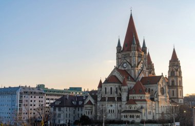 Akşamları Assisi 'li Aziz Francis Kilisesi. Assisi Kilisesi (Kirche zum Heiligen Franz von Assisi) Avusturya 'nın başkenti Viyana' da bulunan bir kilisedir. 1898 ve 1910 yılları arasında inşa edilmiş..