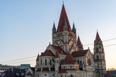Akşamları Assisi 'li Aziz Francis Kilisesi. Assisi Kilisesi (Kirche zum Heiligen Franz von Assisi) Avusturya 'nın başkenti Viyana' da bulunan bir kilisedir. 1898 ve 1910 yılları arasında inşa edilmiş..