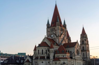 Akşamları Assisi 'li Aziz Francis Kilisesi. Assisi Kilisesi (Kirche zum Heiligen Franz von Assisi) Avusturya 'nın başkenti Viyana' da bulunan bir kilisedir. 1898 ve 1910 yılları arasında inşa edilmiş..