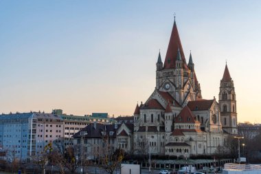 Akşamları Assisi 'li Aziz Francis Kilisesi. Assisi Kilisesi (Kirche zum Heiligen Franz von Assisi) Avusturya 'nın başkenti Viyana' da bulunan bir kilisedir. 1898 ve 1910 yılları arasında inşa edilmiş..