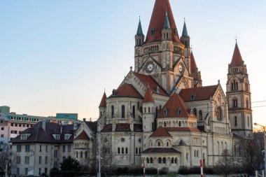 Akşamları Assisi 'li Aziz Francis Kilisesi. Assisi Kilisesi (Kirche zum Heiligen Franz von Assisi) Avusturya 'nın başkenti Viyana' da bulunan bir kilisedir. 1898 ve 1910 yılları arasında inşa edilmiş..