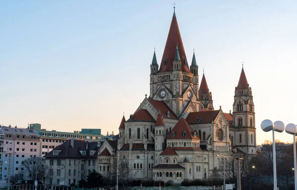 Akşamları Assisi 'li Aziz Francis Kilisesi. Assisi Kilisesi (Kirche zum Heiligen Franz von Assisi) Avusturya 'nın başkenti Viyana' da bulunan bir kilisedir. 1898 ve 1910 yılları arasında inşa edilmiş..