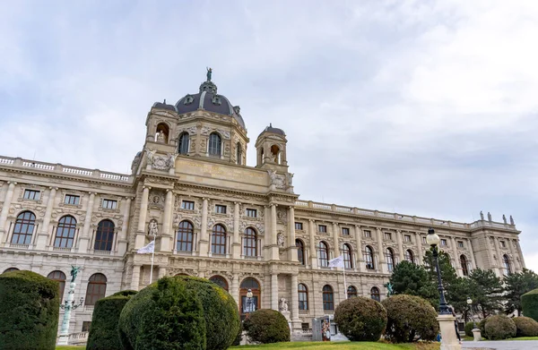 位于维也纳Burgring的自然历史博物馆或自然历史博物馆对面的Kunsthistorisches或美术历史博物馆 — 图库照片