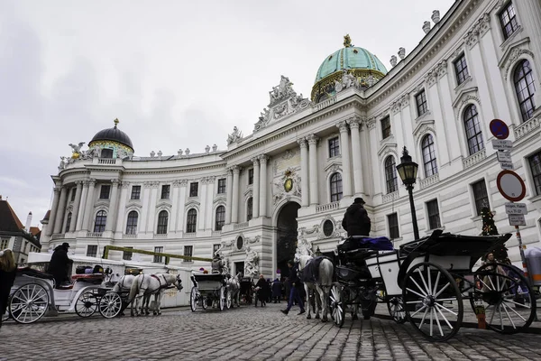 Parking Dla Powozów Konnych Przed Pałacem Hofburg — Zdjęcie stockowe