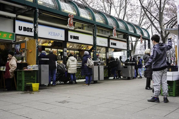 Stock image People are lining up to buy kebab or pizza in Schwedenplatz, Vienna.