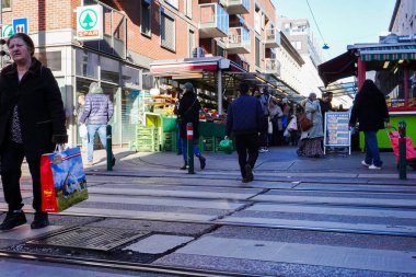 Brunnenmarkt 'ta kalabalık, Viyana' da geleneksel bir pazar.