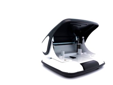 Siyah ve beyaz kağıt delici, beyaz arka planda izole..