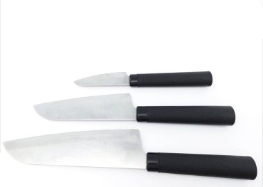 Beyaz arka planda izole edilmiş mutfak bıçakları..