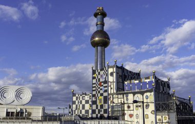 Friedensreich Hundertwasser tarafından güneşli bir günde tasarlanan ünlü Spittelau atık yakma ve bölgesel ısıtma tesisi..