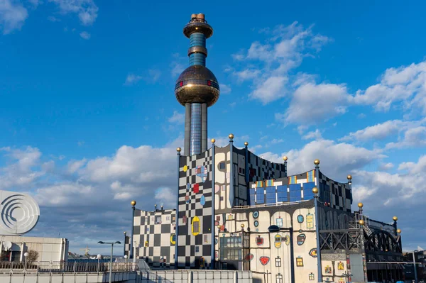 Friedensreich Hundertwasser tarafından güneşli bir günde tasarlanan ünlü Spittelau atık yakma ve bölgesel ısıtma tesisi..
