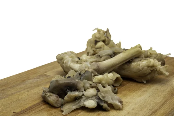 Haşlanmış kaki kambing ya da kemik dilimli kuzu budu, Endonezya usulü kaki kambing için malzemeler. Kopya alanı ile beyaz arkaplanda izole.