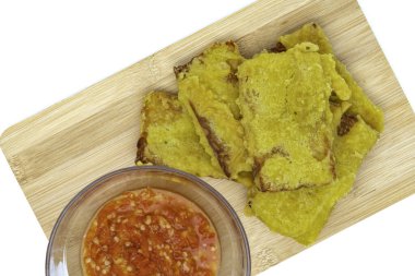 Yüksek ateşte kızartılmış tempeh ya da tempe mendoan, Endonezya 'nın popüler aperatifi un hamuru ile kaplı ince dilimlenmiş tempeh. Kopya alanı ile beyaz arkaplanda izole.