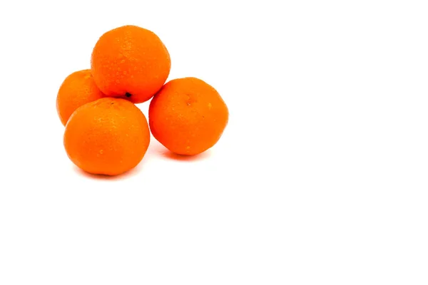 Świeże Dojrzałe Pomarańcze Całe Odizolowane Białym Tle Przestrzenią Kopiowania — Zdjęcie stockowe