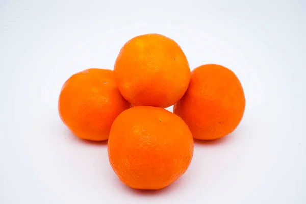 Naranjas Enteras Frescas Maduras Aisladas Sobre Fondo Blanco Con Espacio — Foto de Stock