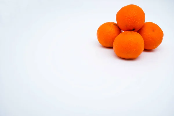 Färska Och Mogna Hela Apelsiner Isolerade Vit Bakgrund Med Kopieringsutrymme — Stockfoto