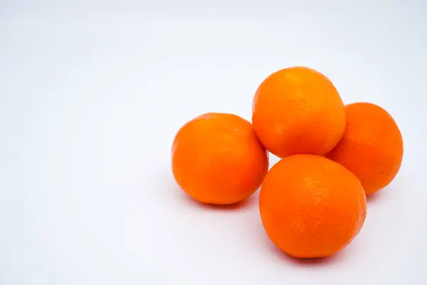 Färska Och Mogna Hela Apelsiner Isolerade Vit Bakgrund Med Kopieringsutrymme — Stockfoto