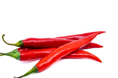 Kırmızı biberler beyaz arka planda izole edilmiş ve fotokopi alanı var. Olgun kırmızı biber, çiğ gıda malzemesi konsepti..