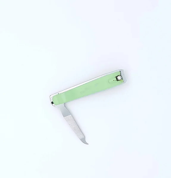 コピースペースと白い背景に隔離されたステンレス製の爪切り トップビュー フラットレイアウト — ストック写真