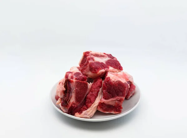 Rauwe Biefstukken Een Wit Bord Geïsoleerd Witte Achtergrond Met Kopieerruimte — Stockfoto