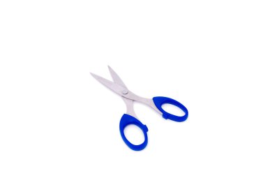 Mavi saplı makas, kopyalama alanı olan beyaz arkaplanda izole edilmiş.