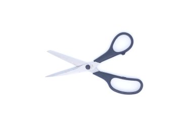 Siyah saplı kullanılmış makas, kopyalama alanı olan beyaz arkaplanda izole edilmiş. Seçici odaklanma. Üst görünüm veya düz uzanma.