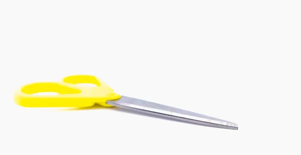 Nůžky Žlutou Rukojetí Izolované Bílém Pozadí Kopírovacím Prostorem Mělká Hloubka — Stock fotografie