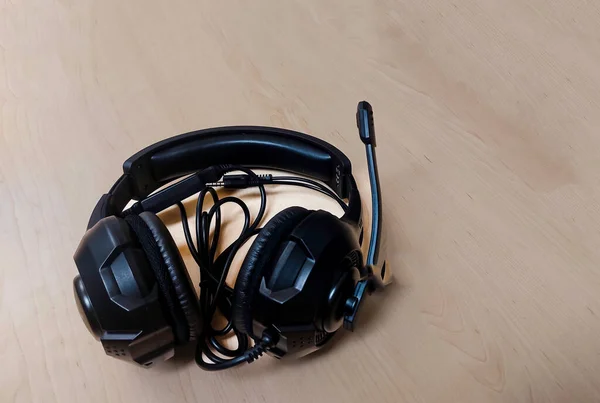 Black Headphones Wooden Background — Stock Photo, Image