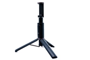 Kablosuz uzaktan kumandalı siyah akıllı telefon tripodu beyaz arkaplanda kopyalama alanı ile izole edildi.