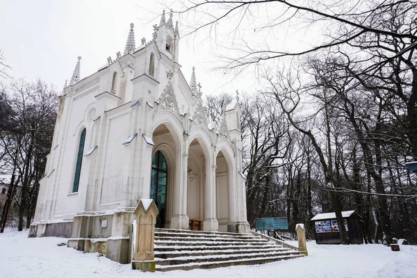 Kışın Sisi Şapeli. Sisi Şapeli (Almanca: Sisi-Kapelle), Viyana Ormanı yakınlarındaki Dobling 'in Sievering bölgesinde yer alan Gotik Diriliş tarzı bir şapel..