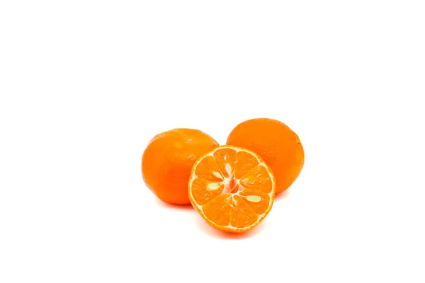Geschnittene Und Ganz Frische Reife Orangen Isoliert Auf Weißem Hintergrund — Stockfoto