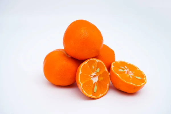 Cortar Enteras Naranjas Maduras Frescas Aisladas Sobre Fondo Blanco Con — Foto de Stock