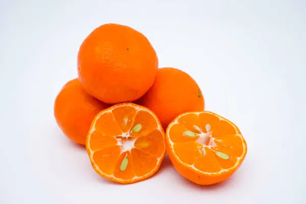 Cortar Enteras Naranjas Maduras Frescas Aisladas Sobre Fondo Blanco Con — Foto de Stock