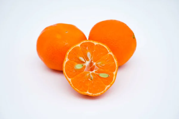 Schneiden Und Ganz Frische Reife Orangen Isoliert Auf Weißem Hintergrund — Stockfoto