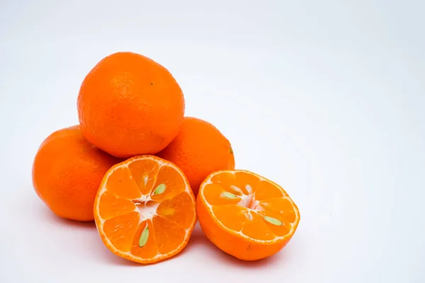 Geschnittene Und Ganz Frische Reife Orangen Isoliert Auf Weißem Hintergrund — Stockfoto