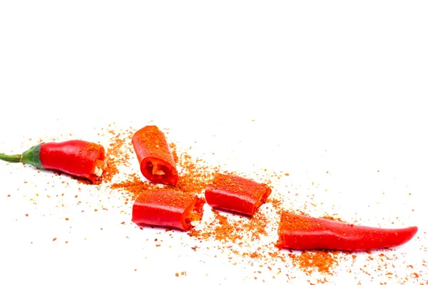 Нарезанный Красный Чили Чили Кайенский Перец Украшен Чили Порошок Изолированы — стоковое фото