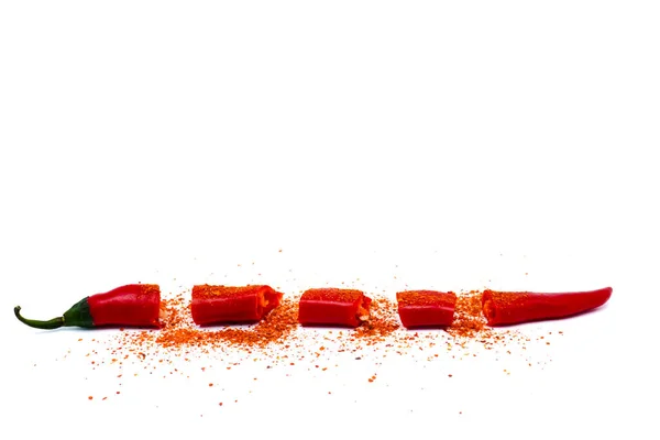 Peperoncino Rosso Affettato Peperoncino Caienna Decorato Con Peperoncino Polvere Isolato — Foto Stock