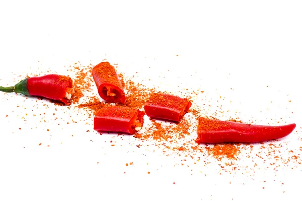 Нарезанный Красный Чили Чили Кайенский Перец Украшен Чили Порошок Изолированы — стоковое фото