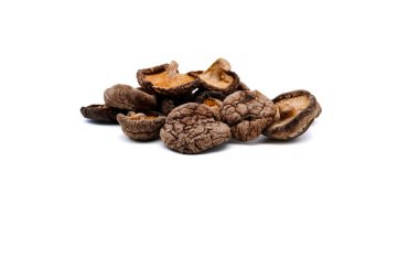 Kurutulmuş Shiitake mantarı kopyalama alanı olan beyaz arkaplanda izole edildi.