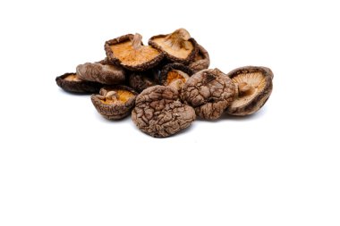 Kurutulmuş Shiitake mantarı kopyalama alanı olan beyaz arkaplanda izole edildi.
