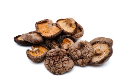 Kurutulmuş Shiitake Mantarı, beyaz arka planda fotokopi alanı ile izole edilmiş. Yakın çekim görünümü.