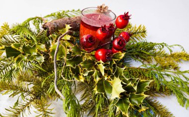 Noel süslemeleri ahşap masada..