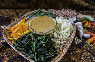 Pecel sayur, Endonezya 'da yetişen geleneksel bir yemektir. Çeşitli sebze ve fıstık sosu ile bu yemek çok sağlıklı ve vejetaryenler için uygundur..