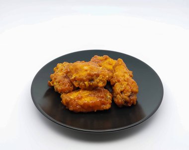 Kore usulü baharatlı soslu kızarmış tavuk. Kopya alanı ile beyaz arkaplanda izole.