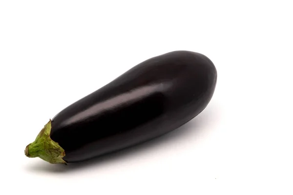 Fersk Moden Eggplante Isolert Hvit Bakgrunn Med Kopiplass – stockfoto