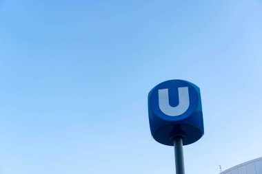 Viyana 'da metro sistemi için U-bahn işareti..